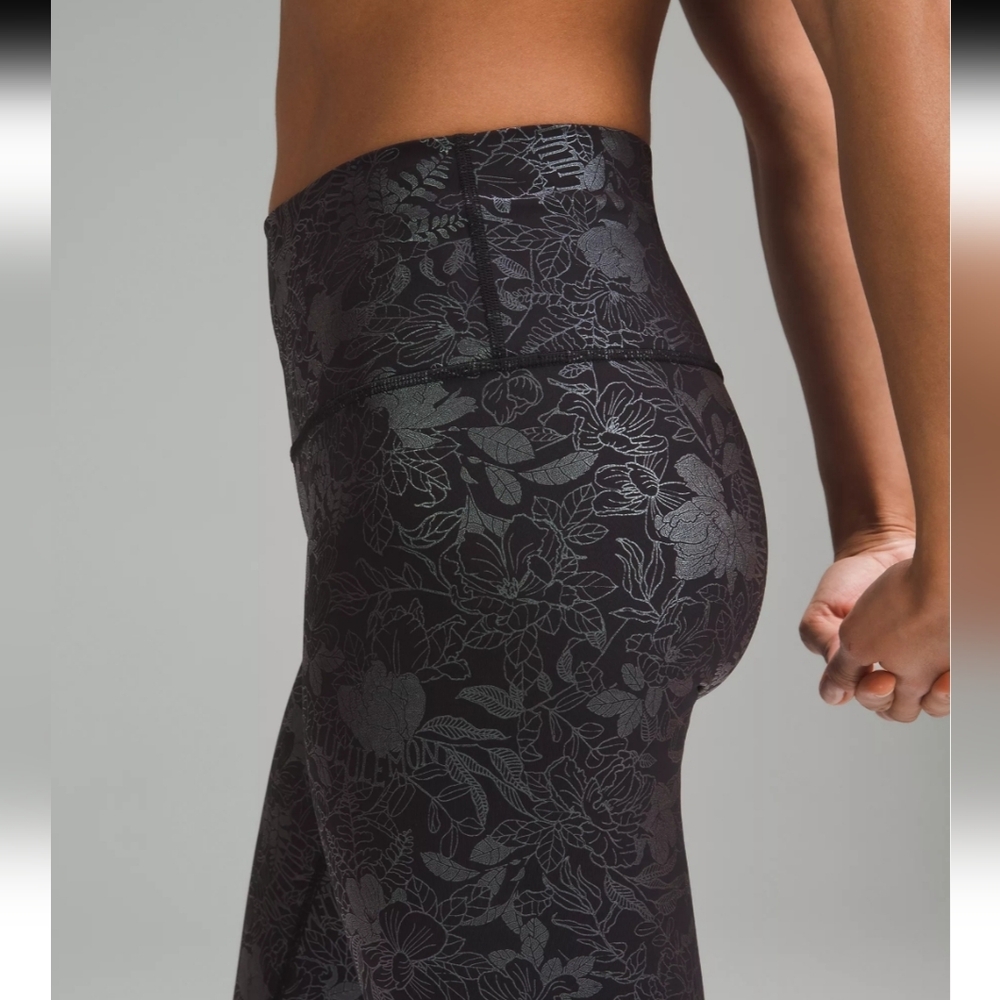 Lululemon Wunder Under HR in Florish Black Iridescent Foil 28" - Picture 3 of 12
